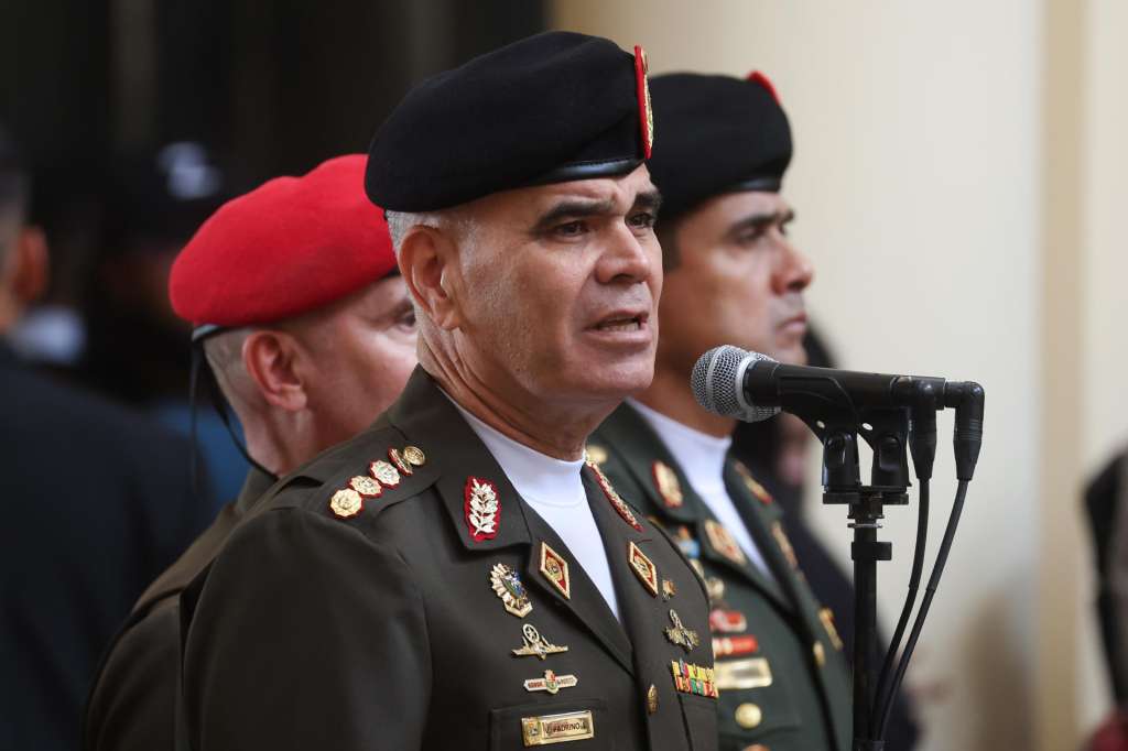 AME1892. CARACAS (VENEZUELA), 04/02/2026.- El ministro de Defensa de Venezuela, Vladimir Padrino López, habla durante la conmemoración del 34 aniversario del fallido golpe de Estado encabezado en 1992 por el entonces teniente coronel Hugo Chávez, este miércoles en la parroquia 23 de Enero, en Caracas (Venezuela). EFE/ Miguel Gutiérrez
