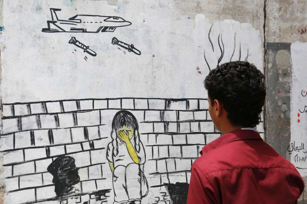 Vista de un mural que denuncia el ataque aéreo perpetrado por la coalición lidera por Arabia Saudí, que causó 50 muertos y 77 heridos. / EFE