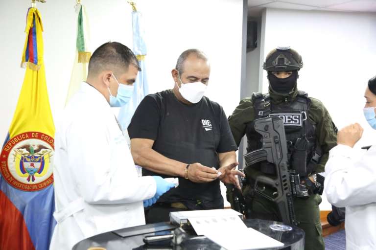 Tal es la asociación criminal familiar de alias Otoniel, que antes de ser conocido como jefe del clan del golfo, logró ser distinguido como líder del denominado clan Úsuga. Su hermana, Nini Johana Úsuga, alias La Negra, fue capturada en marzo de este año. En junio se aprobó la extradición de Alexander Montoya Úsuga, alias el flaco, primo de Otoniel.