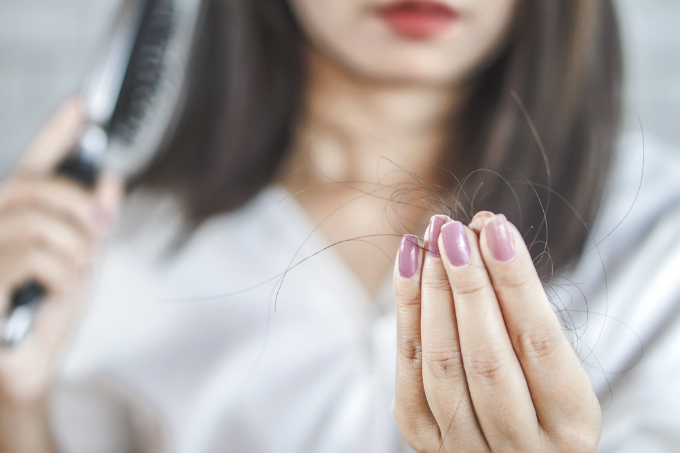 Así como notas que en el embarazo tu pelo empezó a crecer más de lo normal, después del parto podría caerse