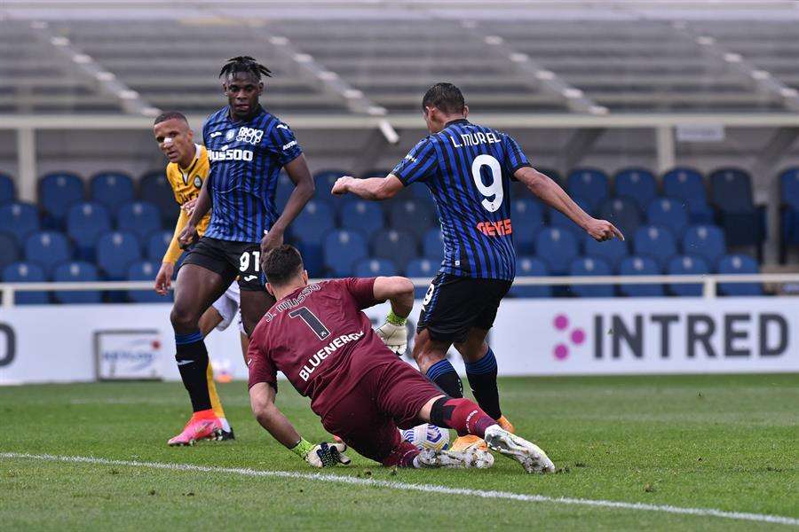Los delanteros colombianos anotaron los tres goles de la victoria de Atalanta por 3-2.