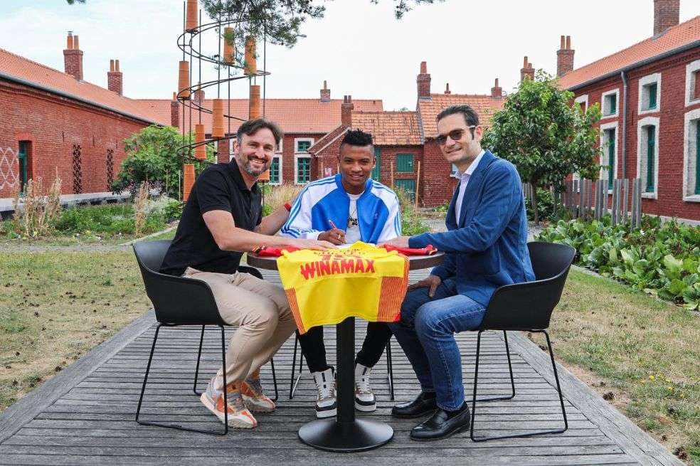 Óscar Cortés (centro), junto a Jaques Ouraghlian (der), el propietario del Lens, en su presentación como nuevo jugador del club francés.