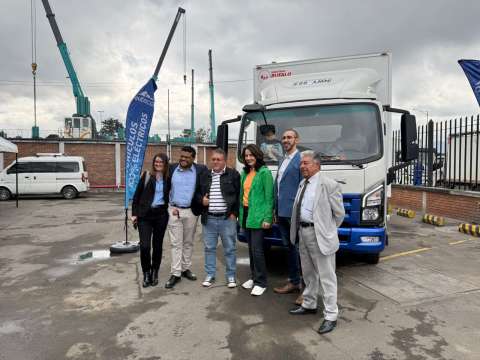Así es el primer camión 100 % eléctrico financiado por Foncarga que ya rueda en Bogotá