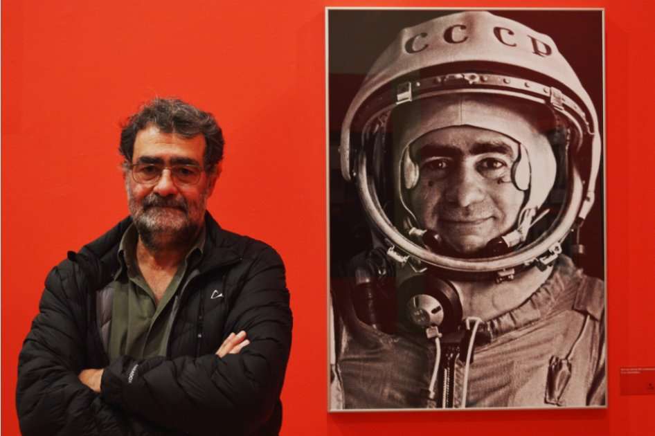 Joan Fontcuberta con una de sus imágenes, en la sala de exposiciones de la Luis Ángel Arango. / Sandra Fernández