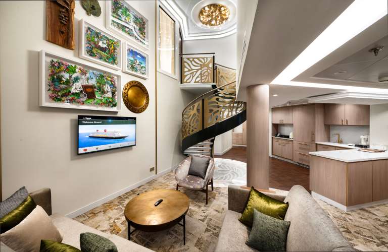 El alojamiento inspirado en la aventura a bordo del Disney Treasure, el barco más nuevo de Disney Cruise Line, se extiende a cuatro suites reales que rinden homenaje a los fieles compañeros felinos de los atrevidos personajes de Disney. Los diseños de lujo incluyen las Bagheera Royal Suites, en honor a la noble pantera de “El libro de la selva” y los frondosos bosques que él considera su hogar.