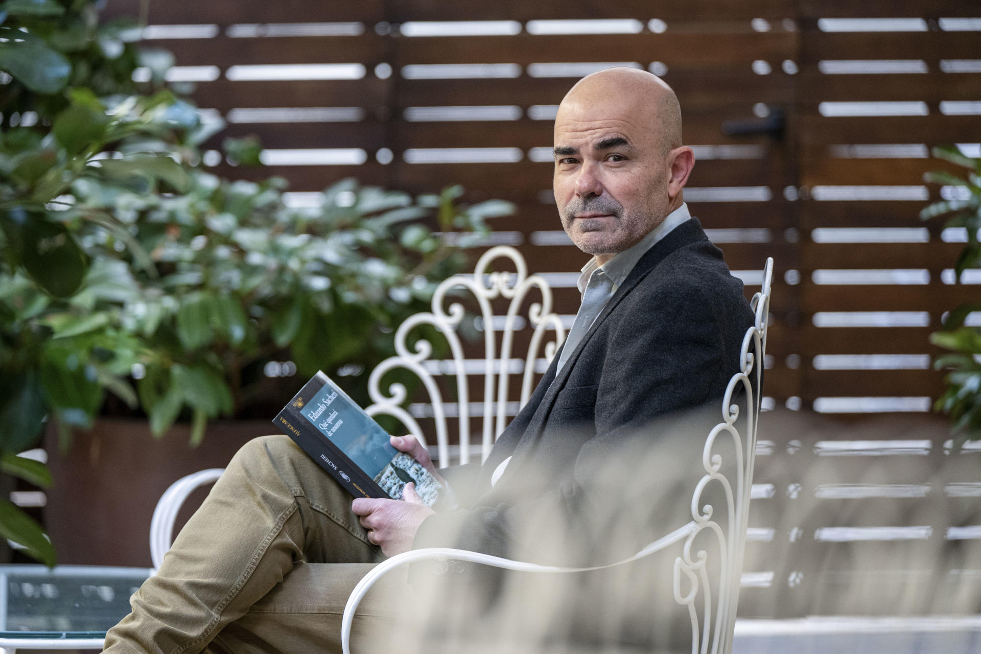 MADRID, 08/11/2025.- El escritor Eduardo Sacheri, guionista de la aclamada película 'El secreto de sus ojos', durante una entrevista concedida a la Agencia EFE. La guerra que enfrentó a Argentina y al Reino Unido en 1982 por la propiedad de las Islas Malvinas "dejó a la sociedad argentina en un lugar incómodo", afirma el escritor y guionista Eduardo Sacheri, autor de 'Qué quedará de nosotros', su última novela en la que reflexiona sobre las consecuencias de ese conflicto que forma parte del ADN del país sudamericano. En 'Qué quedará de nosotros', publicada esta semana, Sacheri (Castelar, Argentina, 1967) se plantea el porqué del silencio y la incomodidad entre los argentinos al hablar de la guerra por el archipiélago atlántico, que duró 74 días y dejó 649 militares argentinos y 255 soldados británicos muertos. EFE/Fernando Villar