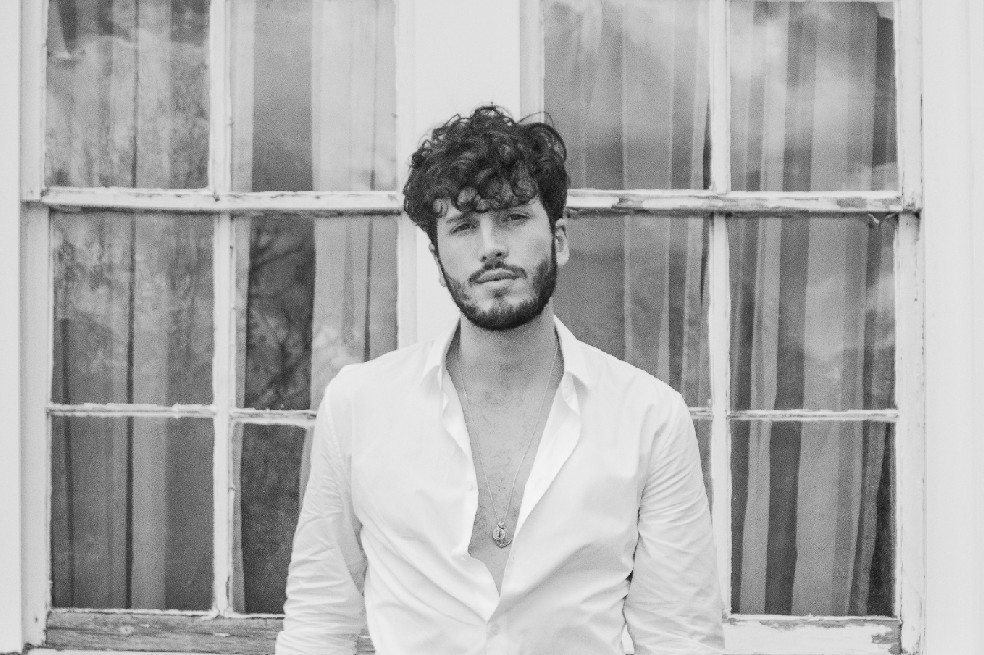 Imagen en blanco y negro del cantante colombiano Sebastián Yatra.