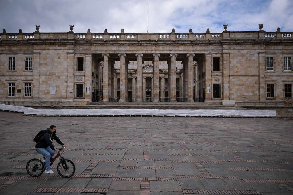 Imágenes del 1 de Mayo de 2020 en comparación con años anteriores, donde se evidencia que no hubo marchas como normalmente se hacia, esto como consecuencia de la cuarentena obligatoria generada por el Covid-19.
