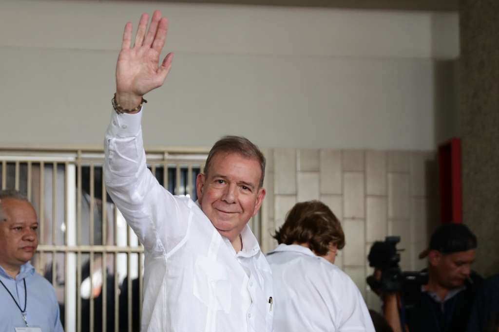 AME5602. CARACAS (VENEZUELA), 28/07/2024.- El candidato a la presidencia de Venezuela, Edmundo González Urrutia, saluda luego de votar este domingo, en un centro de votación en Caracas (Venezuela). EFE/ Ronald Peña R.