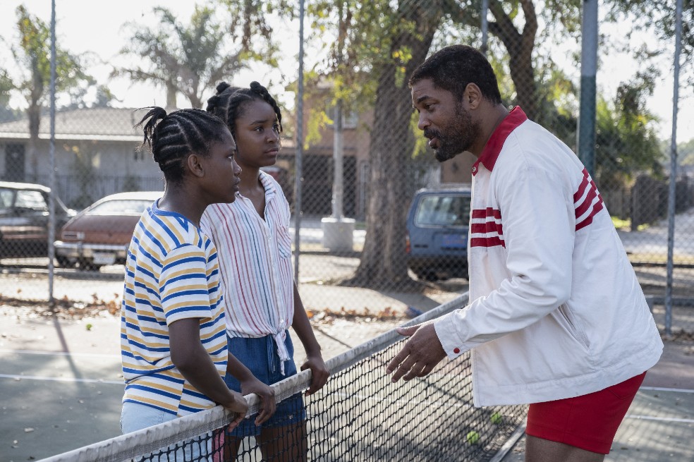 La trama lleva al espectador más allá del tenis, y muestra cómo la clave del éxito de esta familia está centrada en la planificación del padre y en el talento que ven ambos padres en sus hijas.