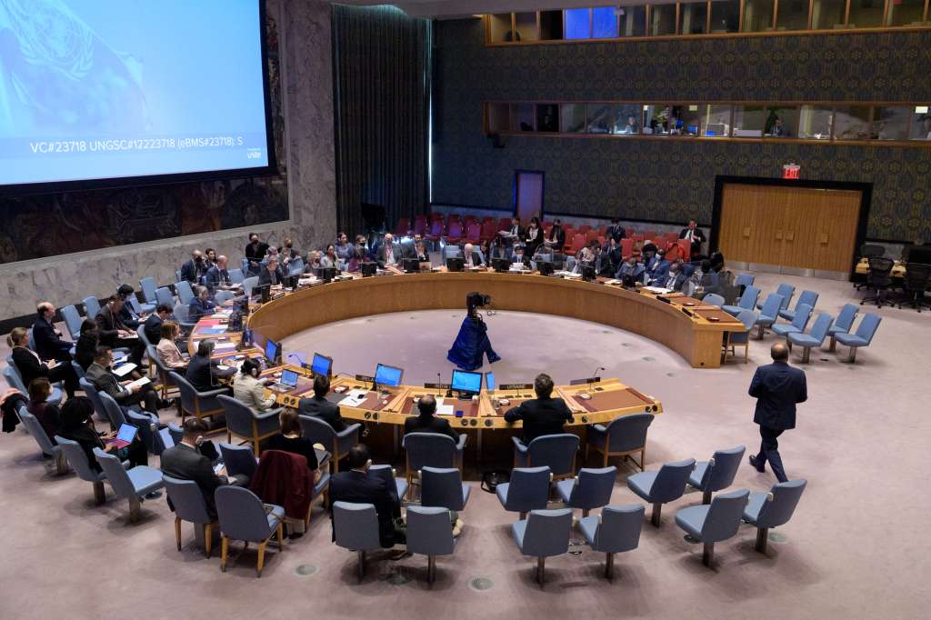 USA6790. NUEVA YORK (ESTADOS UNIDOS), 11/04/2022.- Fotografía cedida por la ONU donde se aprecia una vista general del pleno del Consejo de Seguridad durante la reunión sobre el mantenimiento de la paz y la seguridad en Ucrania, celebrada este lunes en la sede del organismo en Nueva York (EE.UU.). Forzados a dejar su país o a vivir bajo las bombas, víctimas de ataques y de violencia sexual y con un futuro totalmente incierto; los niños y las mujeres de Ucrania viven un auténtico drama como consecuencia de la guerra, según denunciaron este lunes agencias de Naciones Unidas. EFE/ Manuel Elías/ONU/SÓLO USO EDITORIAL/SÓLO DISPONIBLE PARA ILUSTRAR LA NOTICIA QUE ACOMPAÑA (CRÉDITO OBLIGATORIO)