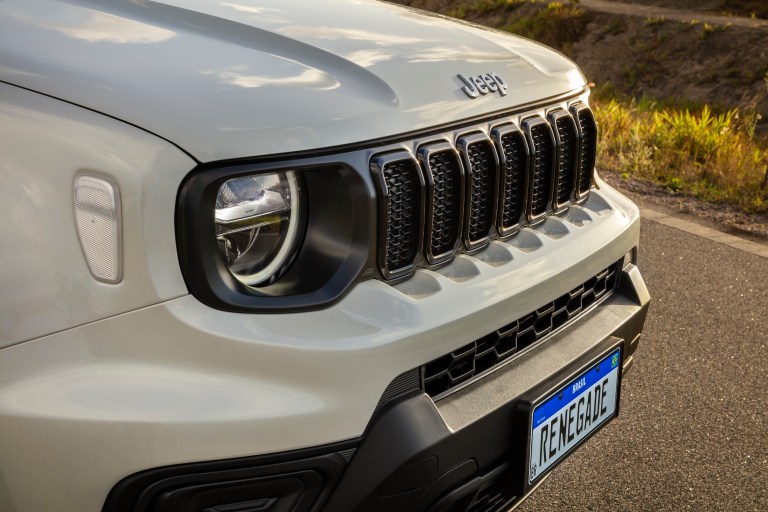 En todas sus versiones, la nueva Jeep Renegade ofrece cámara de reversa, frenado autónomo de emergencia, advertencia de colisión frontal.