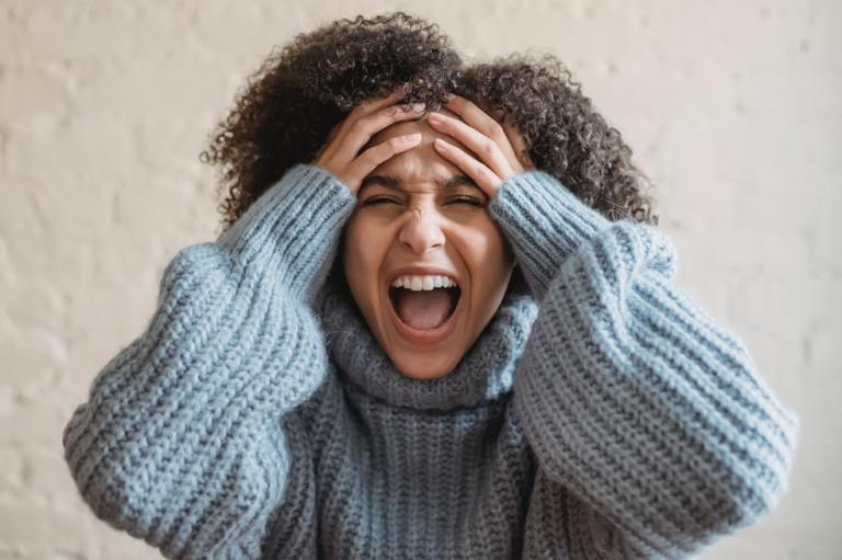 Tauro:
Las personas de este signo se caracterizan por sus celos y posesividad. Esto puede llegar a hacerlos muy peligrosos en las relaciones, pues se pueden convertir en seres tóxicos que desean controlar a sus parejas.
Por otro lado, al ser tan reservados respecto a su vida íntima y ser buenos en el trabajo en solitario, pueden ocultar bien si están cometiendo actividades ilícitas. Cuando alguien les pregunte por sus secretos, mentirán sin remordimiento.