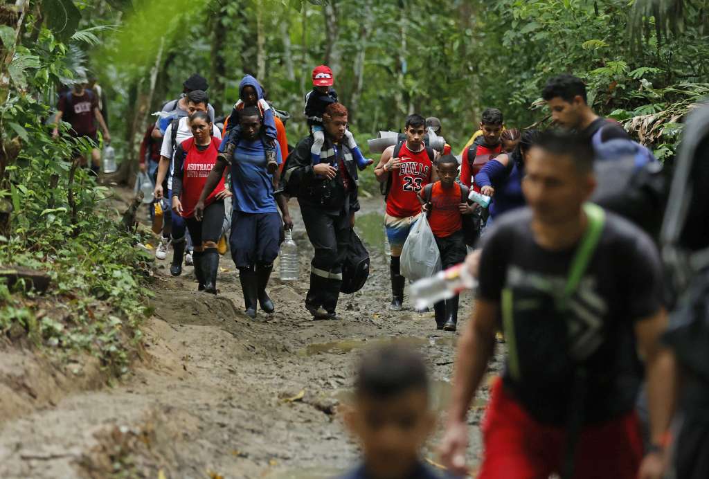 ACOMPAÑA CRÓNICA: CRISIS MIGRATORIA COLOMBIA - AME4011. TAPÓN DEL DARIÉN (COLOMBIA), 12/10/2022.- Migrantes caminan por una montaña con la intención de llegar a Panamá, el 8 de octubre de 2022, a través del Tapón del Darién (Colombia). "Dicen que Venezuela se está arreglando, pero mire cómo está", dice José Muñoz mientras señala a los cientos de compatriotas suyos que se acumulan en la frontera de Colombia con Panamá dispuestos a comenzar la travesía a Estados Unidos atravesando la peligrosa selva del Darién. Yacen en la playa, descansando y matando el tiempo mientras un barco tras otro zarpa del pueblo de Necoclí, en la costa Caribe, al otro lado del Golfo del Urabá donde en grupos entrarán a una selva montañosa en una ruta desangelada. EFE/ Mauricio Dueñas Castañeda