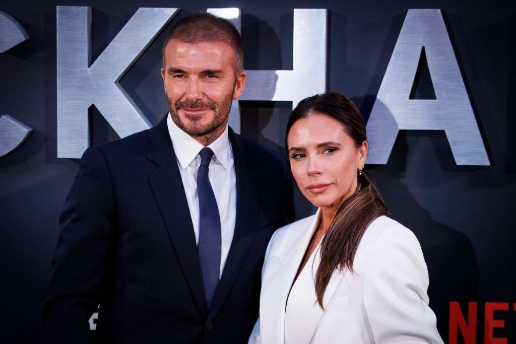 London (United Kingdom), 03/10/2023.- British former soccer player David Beckham (L) and his wife, British fashion designer Victoria Beckham attend the premiere of 'Beckham' at the Curzon Mayfair, London, Britain, 03 October 2023. The four-part documentary series launches on Netflix on 04 October 2023. (Moda, Reino Unido, Londres) EFE/EPA/Tolga Akmen