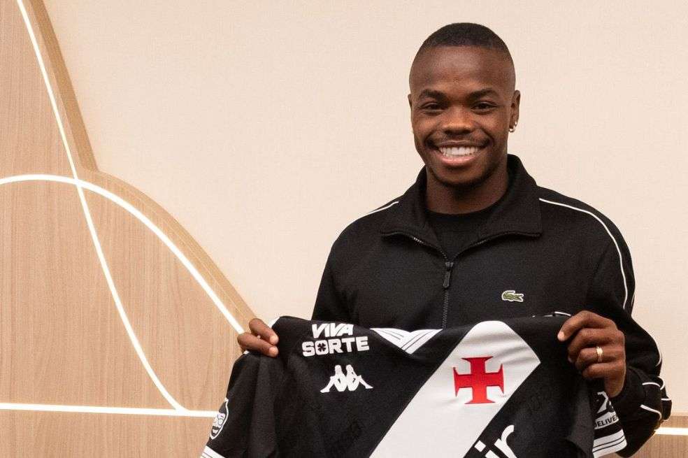 Carlos Andrés Gómez posa con la camiseta de Vasco da Gama.
