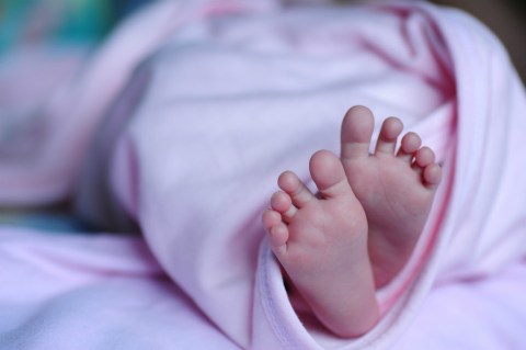 Por no tener dinero, embarazada ofreció su bebé por una red social