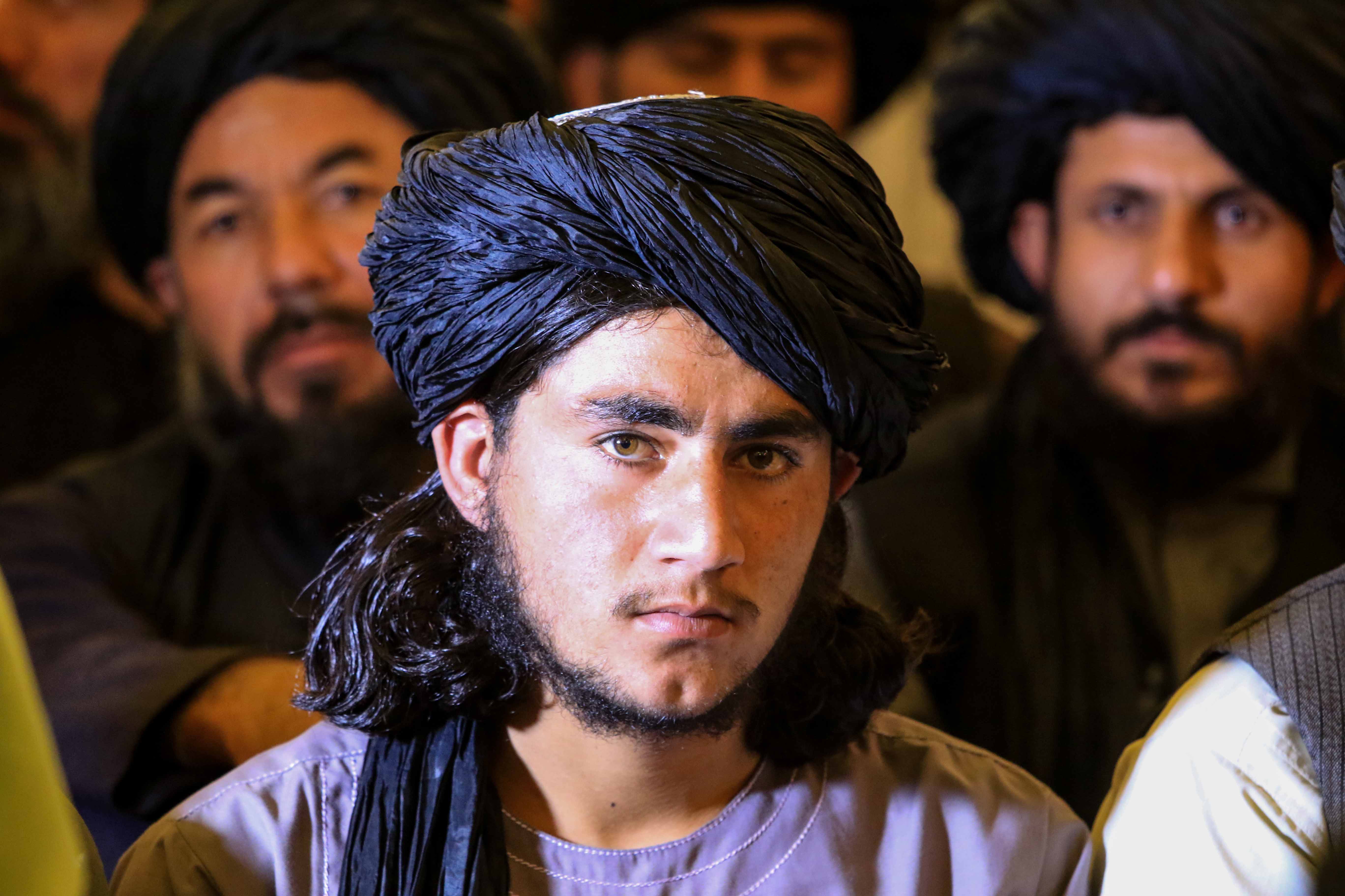 Kabul (Afghanistan), 19/09/2022.- Taliban and supporters attend a ceremony to honor the release of Haji Bashir Noorzai, by the United States, in Kabul, Afghanistan, 19 September 2022. The United States released Noorzai, close to the Taliban on 19 September in exchange for Mark Frerichs, an American Navy veteran abducted in Afghanistan more than two years ago. Bashir Noorzai, once believed to be close to the late Taliban founder Mullah Mohammad Omar, was arrested in the United States in 2005 for smuggling millions of dollars worth of narcotics into America and other parts of the world. (Afganistán, Estados Unidos) EFE/EPA/STRINGER