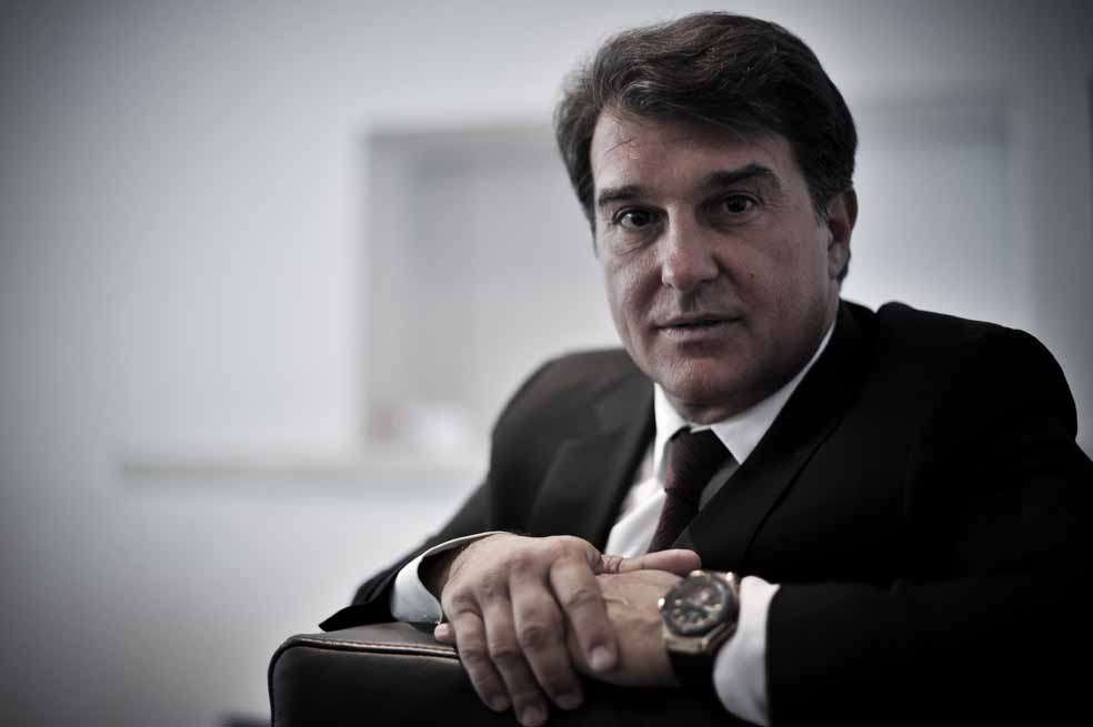 Joan Laporta se desempeña como concejal en el Ayuntamiento de Cataluña. Cree que el fútbol también es política. / Luis Ángel