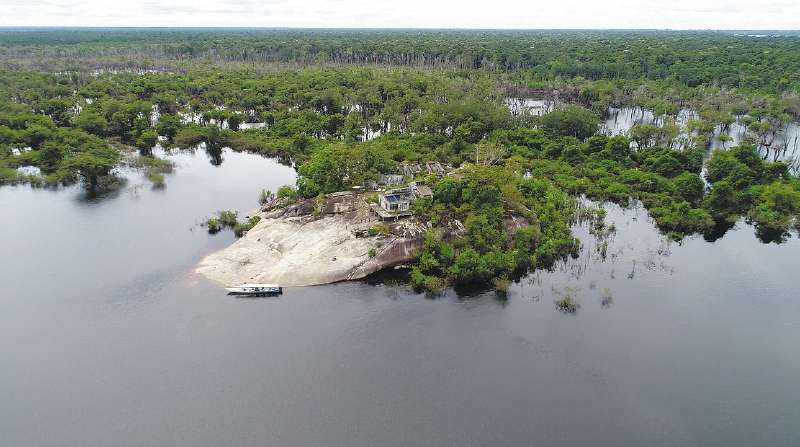 Hotel abandonado sobre una de las rocas más antiguas del país en el río Atabapo, donde los geólogos extrajeron algunas muestras. / Servicio Geológico Colombiano.