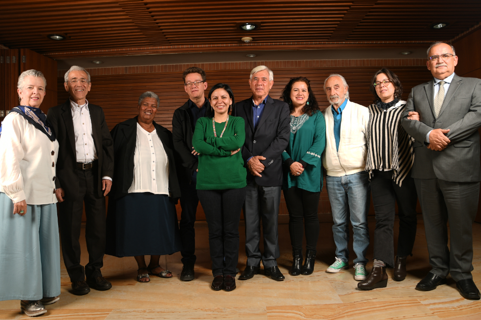 Diez de los once comisionados de la verdad. Allí está Alfredo Molano, de chaqueta blanca y tenis azules. / Cristian Garavito - El Espectador.