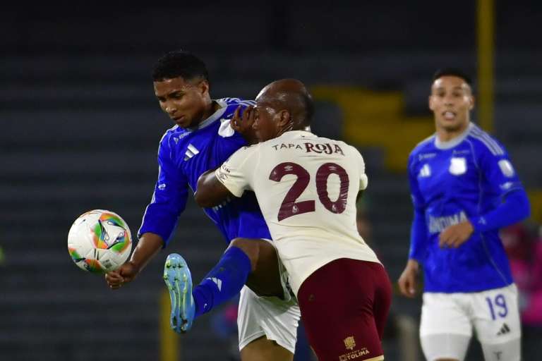 Carlos Sarabia y Junior Hernández en el compromiso por la décima octava fecha de la Liga Betplay 2026-I entre Millonarios y Deportes Tolima en El Campín.