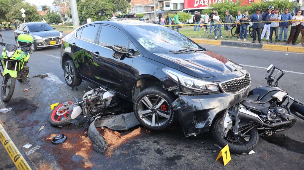 El automóvil terminó con graves daños después de impactar varios carros y motocicletas durante la persecución en la Autopista Suroriental.