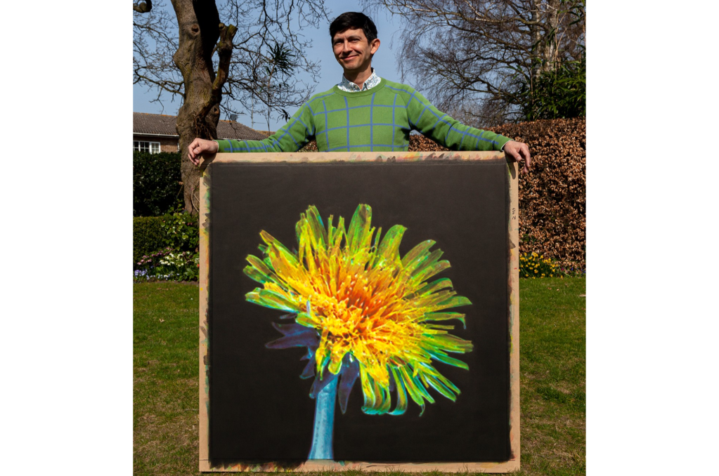 La obra "Diente de León Fluorescente", hecha por el artista, fue seleccionada para la exposición.