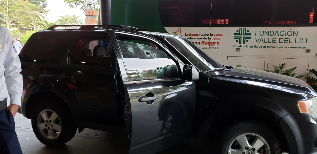 Así quedó la camioneta en que se movilizaba el gerente del Hospital Universitario del Valle con sus escoltas. / Foto: cortesía.