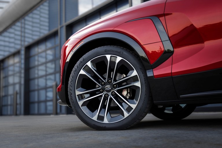 La opción de entrada, LT, incluirá rines de 19 pulgadas. El modelo RS tendrá unos de 21”. Para la alternativa SS, Chevrolet incorporó rines de 22”.