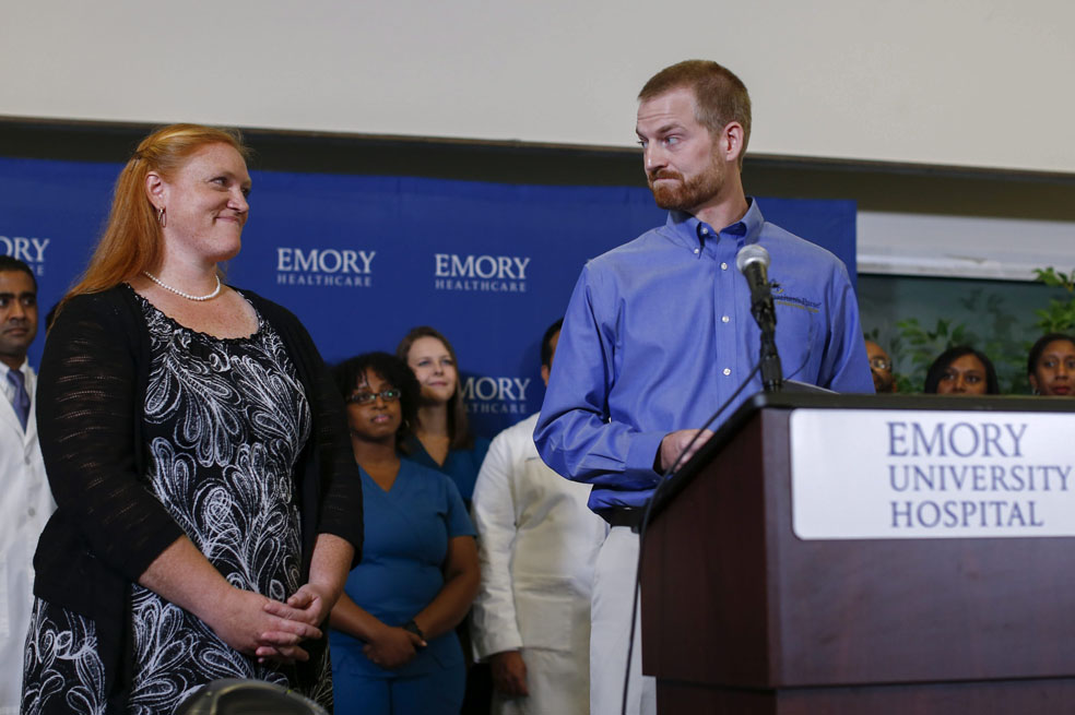 El médico estadounidense Kent Brantly en rueda de prensa, acompañado por su esposa.  / EFE