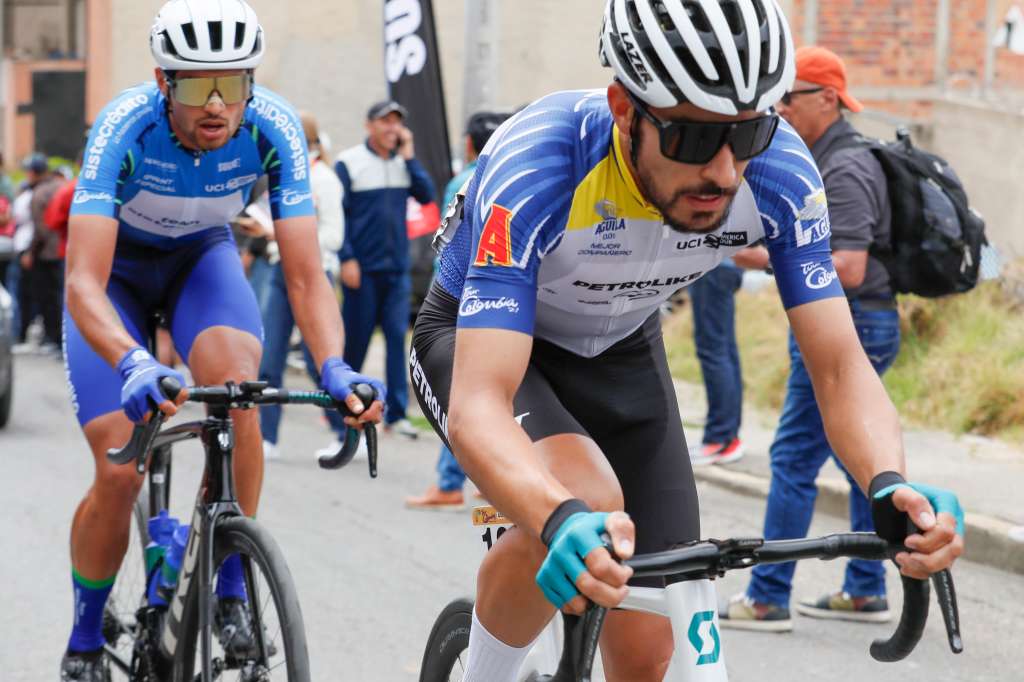 AMDEP6624. TUNJA (COLOMBIA), 08/02/2024.- Los colombianos Bernardo Suaza (d) de Petrolike y David Gómez de Sistecrédito compiten en la tercera etapa de la carrera ciclística Tour Colombia 2024 hoy, en Tunja (Colombia). La etapa tiene un recorrido de 141,9 km con salida y llegada en Tunja. EFE/ Carlos Ortega