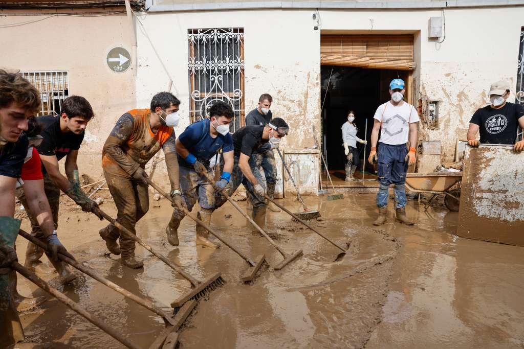 MASANASA (VALENCIA), 07/11/2024.- Voluntarios barren el lodo de una calle de Masanasa, Valencia, este jueves. Los pueblos de Valencia asolados por la dana afrontan el noveno día después de la catástrofe sumidos en un goteo incesante de llegada tanto de ayuda humanitaria como profesional y de maquinaria pesada, para intentar recuperar infraestructuras, colegios, zonas industriales y vías de comunicación mientras continúa la búsqueda de desaparecidos. EFE/Ana Escobar