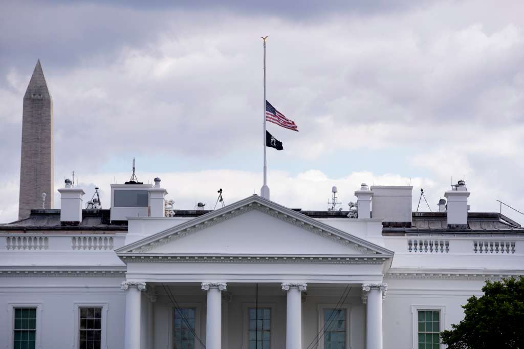 Washington (Usa), 08/09/2022.- The United States national flag flies at half-staff over the White House by proclamation of US President Joe Biden, to honor the late Queen Elizabeth II of Britain following her death, in Washington, DC, USA, 08 September 2022. According to a statement issued by Buckingham Palace on 08 September 2022, Britain's Queen Elizabeth II has died at her Scottish estate, Balmoral Castle, on 08 September 2022. The 96-year-old Queen was the longest-reigning monarch in British history. (Reino Unido, Estados Unidos) EFE/EPA/MICHAEL REYNOLDS