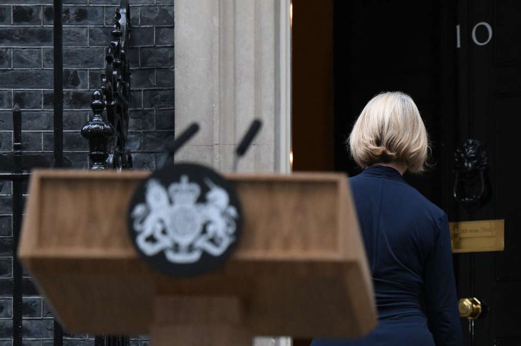 “Establecimos una visión para una economía de alto crecimiento y bajos impuestos que aprovecharía las libertades del Brexit. Reconozco, sin embargo, que no puedo cumplir el mandato por el que fui elegida por el Partido Conservador”, sostuvo Truss en su discurso.