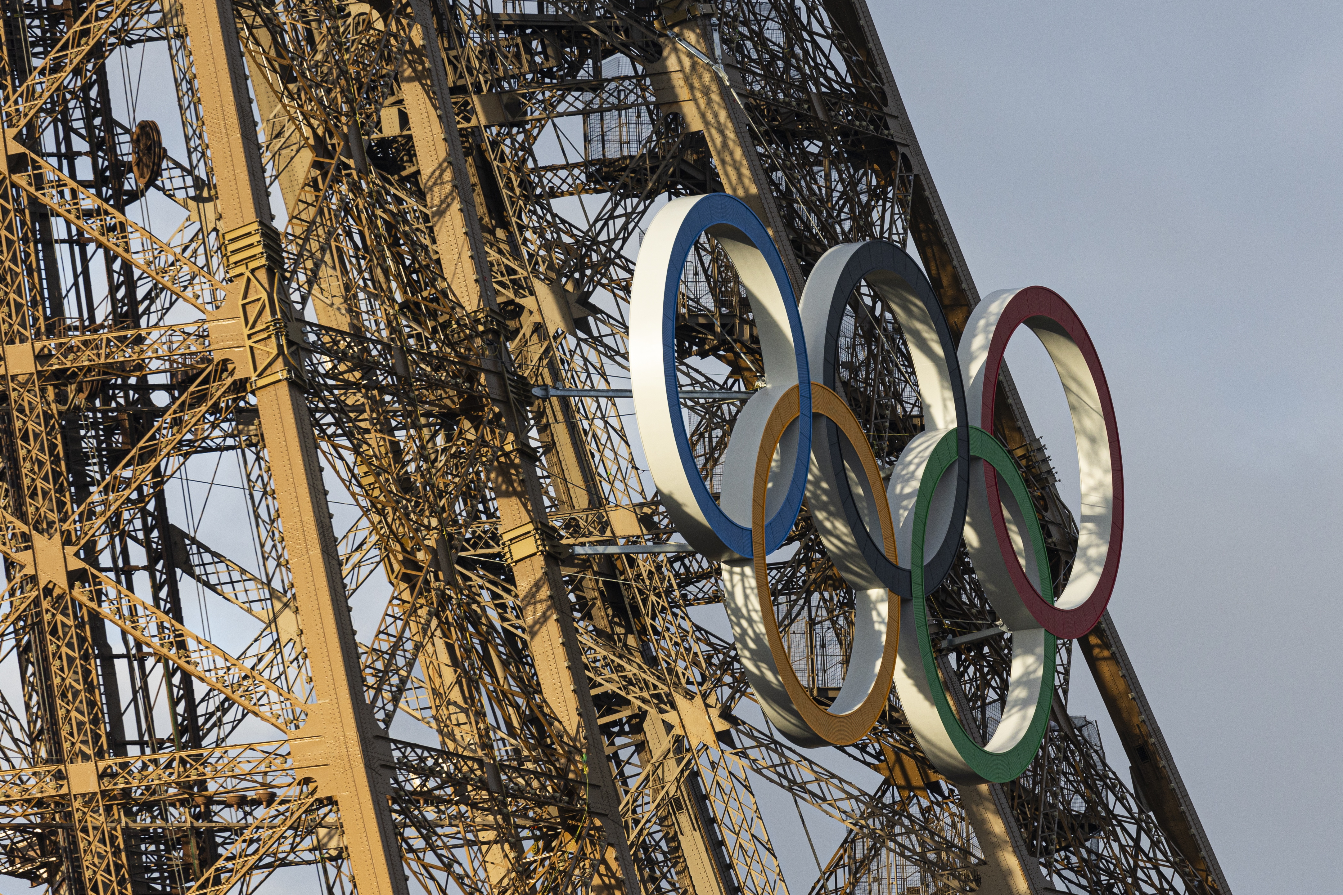 Paris (France), 17/06/2024.- The Olympic Rings are attached to the landmark Eiffel Tower during the Rehearsal of the Opening Ceremony of the 2024 Paris Olympic Games on the Seine river, in Paris, France, 17 June 2024. The Olympic Games in the French capital will take place from 26 July to 11 August 2024. (Francia) EFE/EPA/ANDRE PAIN