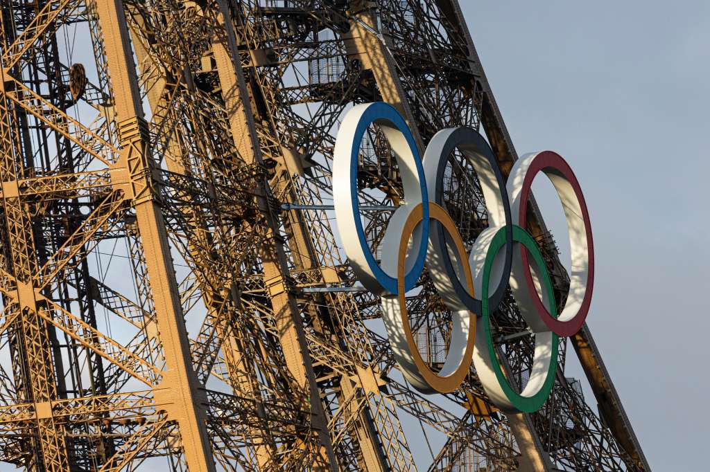 Paris (France), 17/06/2024.- The Olympic Rings are attached to the landmark Eiffel Tower during the Rehearsal of the Opening Ceremony of the 2024 Paris Olympic Games on the Seine river, in Paris, France, 17 June 2024. The Olympic Games in the French capital will take place from 26 July to 11 August 2024. (Francia) EFE/EPA/ANDRE PAIN