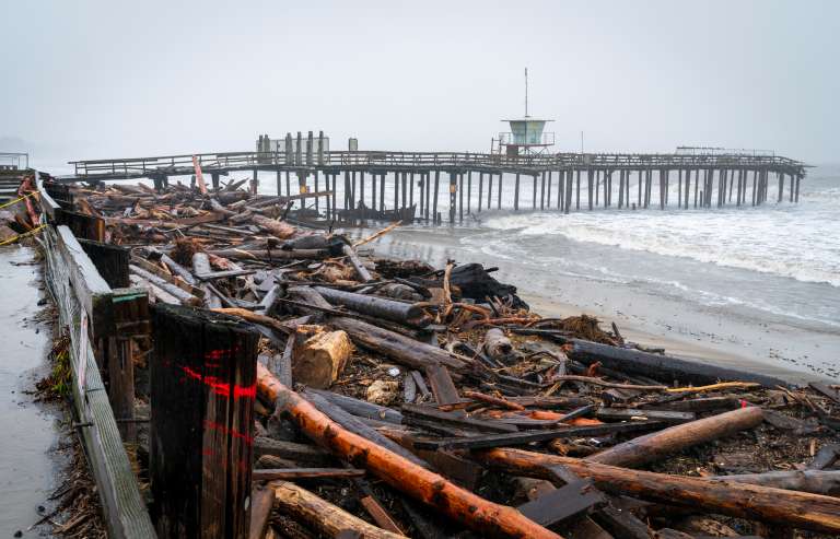 Capitola (United States), 11/01/2023.- Debris from runoffs and the damaged Capitola Wharf washed up next to the damaged pier at Seacliff State Beach after waves of storms in Aptos, California, USA, 11 January 2023. California Governor Gavin Newsom proclaimed a state of emergency due to the winter storms. Many California counties are under flood warnings. (Estados Unidos) EFE/EPA/LIPO CHING