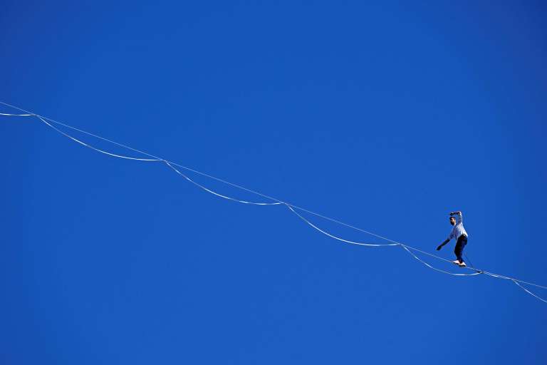 El equilibrista francés Nathan Paulin camina sobre una cuerda floja en la bahía de Le Mont Saint-Michel, en el noroeste de Francia, durante su intento de récord mundial de distancia