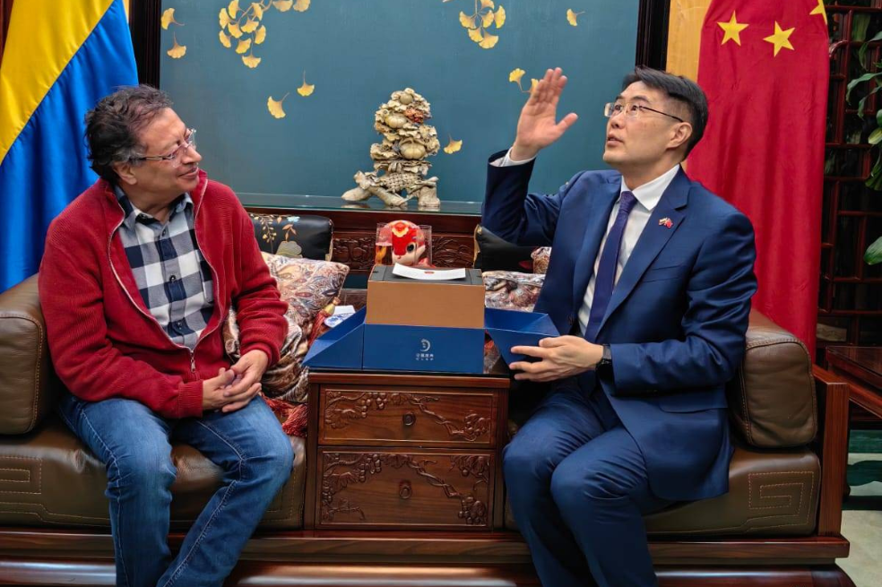 El presidente Gustavo Petro se reunió este martes con el embajador de China en Colombia, Zhu Jingyang.