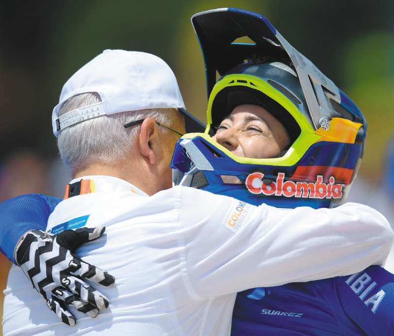 Mariana Pajón celebra después de ganar el oro en los Bolivarianos.(Photo by Raul ARBOLEDA / AFP)
