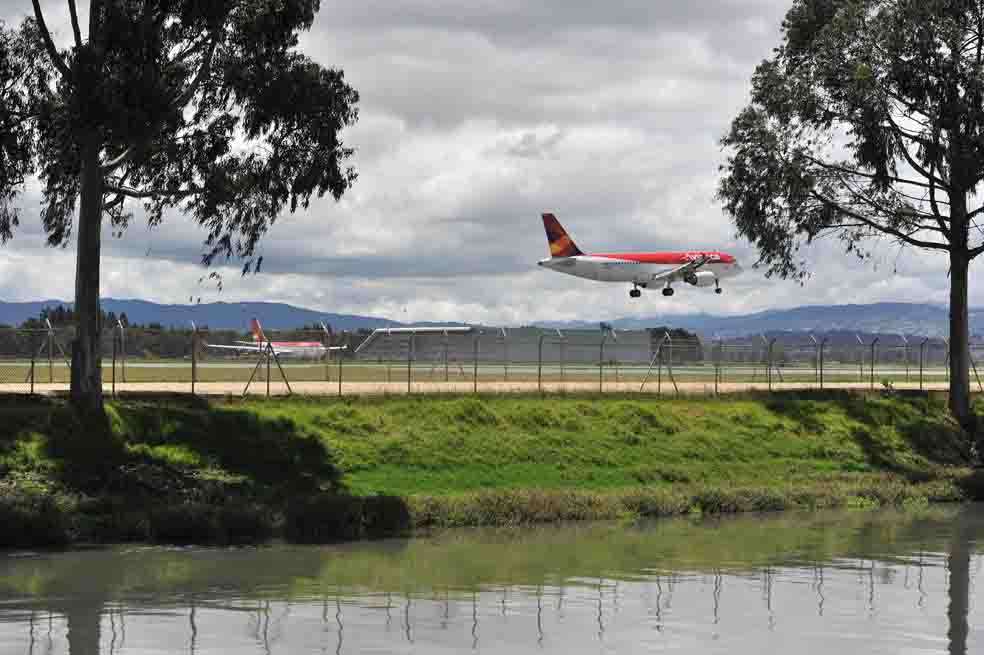 Desde las 5 de la mañana hasta las 8 de la noche aterrizan aproximadamente 351 aviones en esta pista, según la Alcaldía de Funza. / Luis Ángel