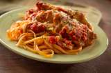 Pasta con pollo guisado, la receta para disfrutar este miércoles