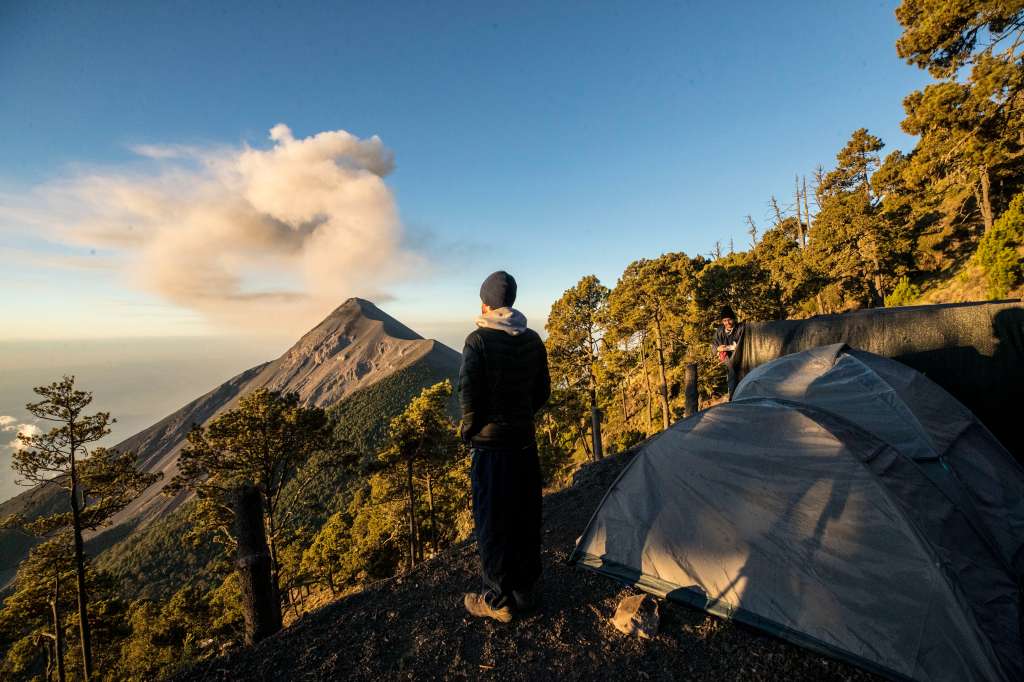 ACOMPAÑA CRÓNICA: GUATEMALA TURISMO GU3002. ACATENANGO (GUATEMALA), 18/11/2022.- Fotografía que muestra una explosión desde un campamento en el volcán Acatenango el 13 de enero de 2023 en Acatenango (Guatemala). Después de lo peor de la pandemia de la covid-19, el volcán de Acatenango, en el centro de Guatemala, se ha convertido nuevamente en punto de atracción para turistas locales y extranjeros, en un coloso considerado el tercer pico más alto de Centroamérica. EFE/Esteban Biba