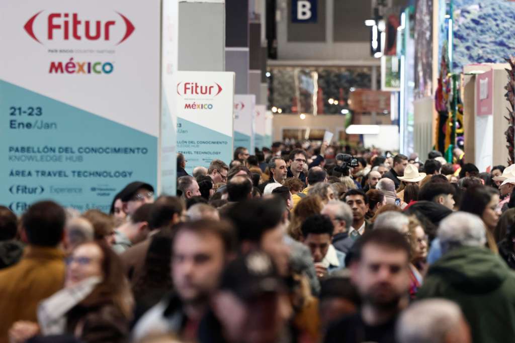 MADRID, 24/01/2026.- El público disfruta de la cuarta jornada de la Feria Internacional de Turismo Fitur 2026, este sábado. La feria de turismo se celebra en Madrid del 21 al 25 de enero. EFE/Sergio Pérez