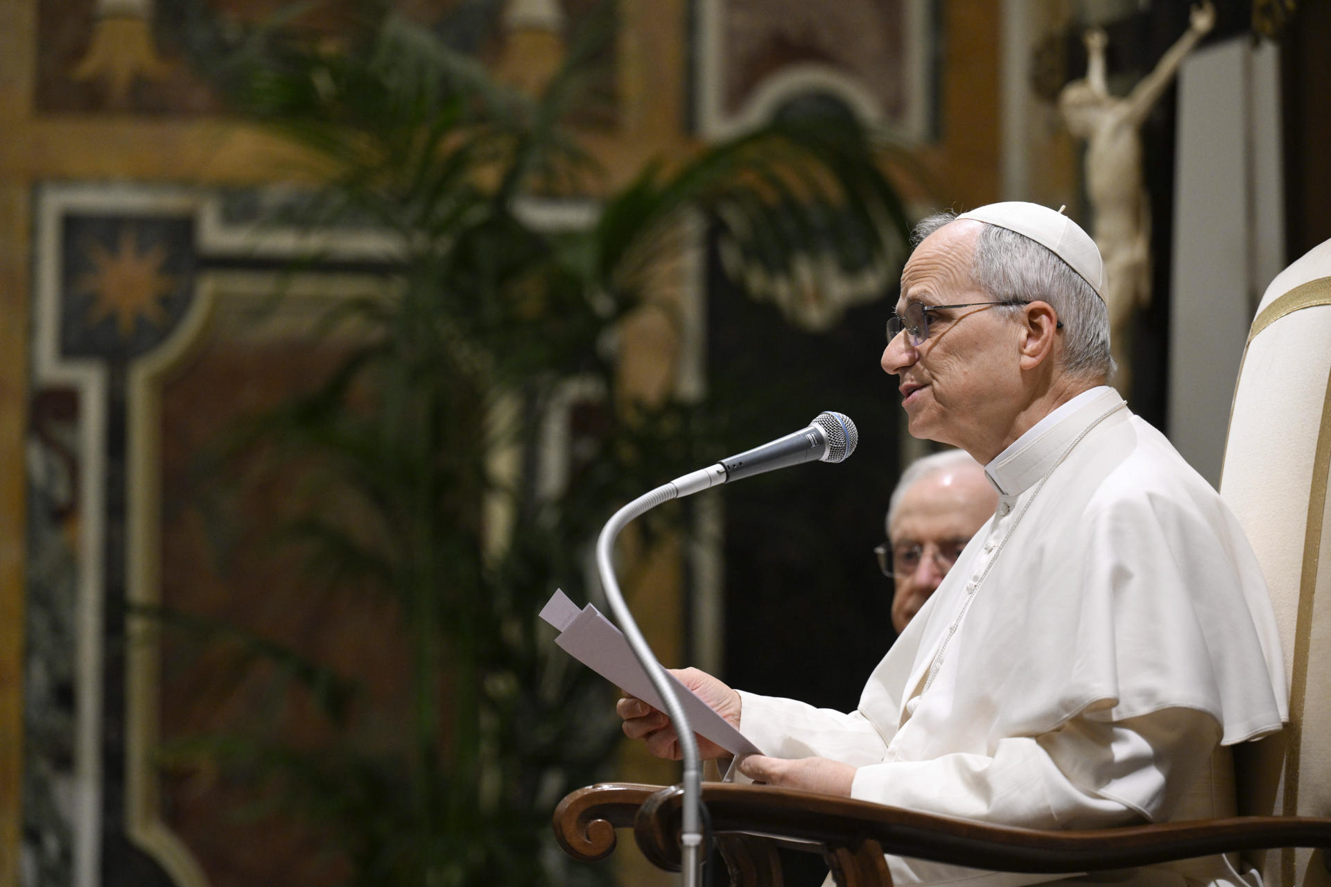FOTODELDIA CIUDAD DEL VATICANO (VATICANO), 17/05/2025.- León XIV apeló este sábado a la doctrina social de la Iglesia "como instrumento de paz y diálogo para construir puentes de fraternidad universal", en una audiencia con miembros de la Fundación 'Centesimus Annus Pro Pontifice' en la Sala Clementina del Palacio Apostólico del Vaticano. EFE/ Dicasterio para la Comunicación del Vaticano / Elisabetta Trevisan / SOLO USO EDITORIAL/SOLO DISPONIBLE PARA ILUSTRAR LA NOTICIA QUE ACOMPAÑA (CRÉDITO OBLIGATORIO)