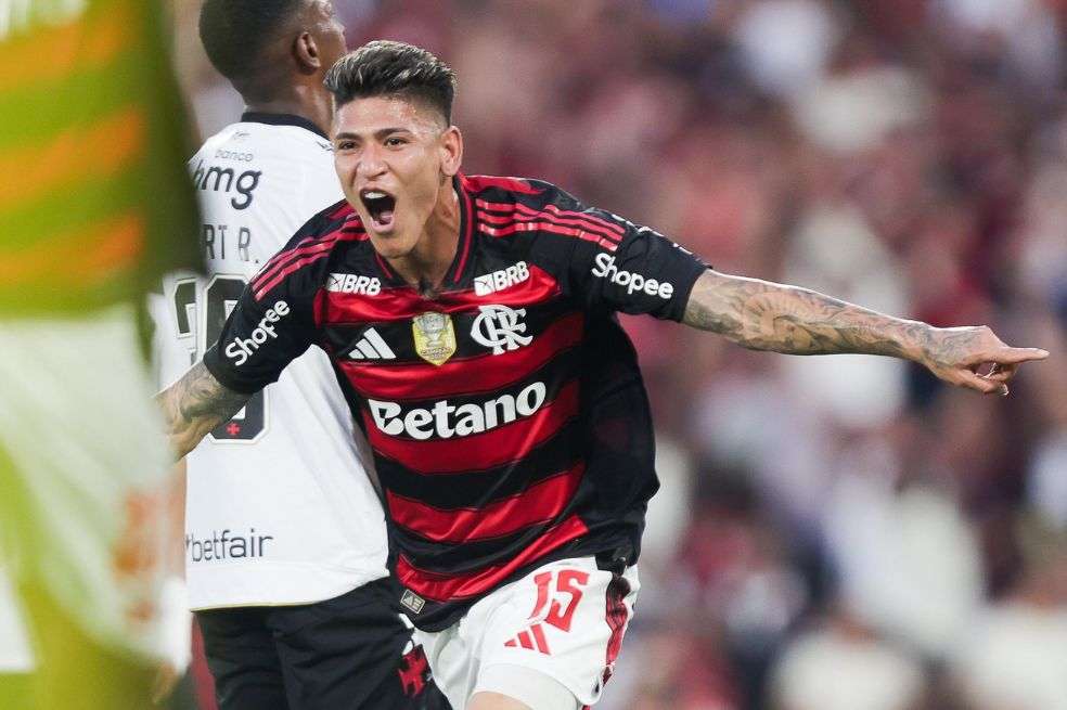El mediocampista colombiano Jorge Carrascal celebra su primera anotación con la camiseta del Flamengo.