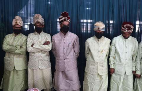 El engaño de las bodas colectivas que dejó a decenas de hombres sin pareja en India