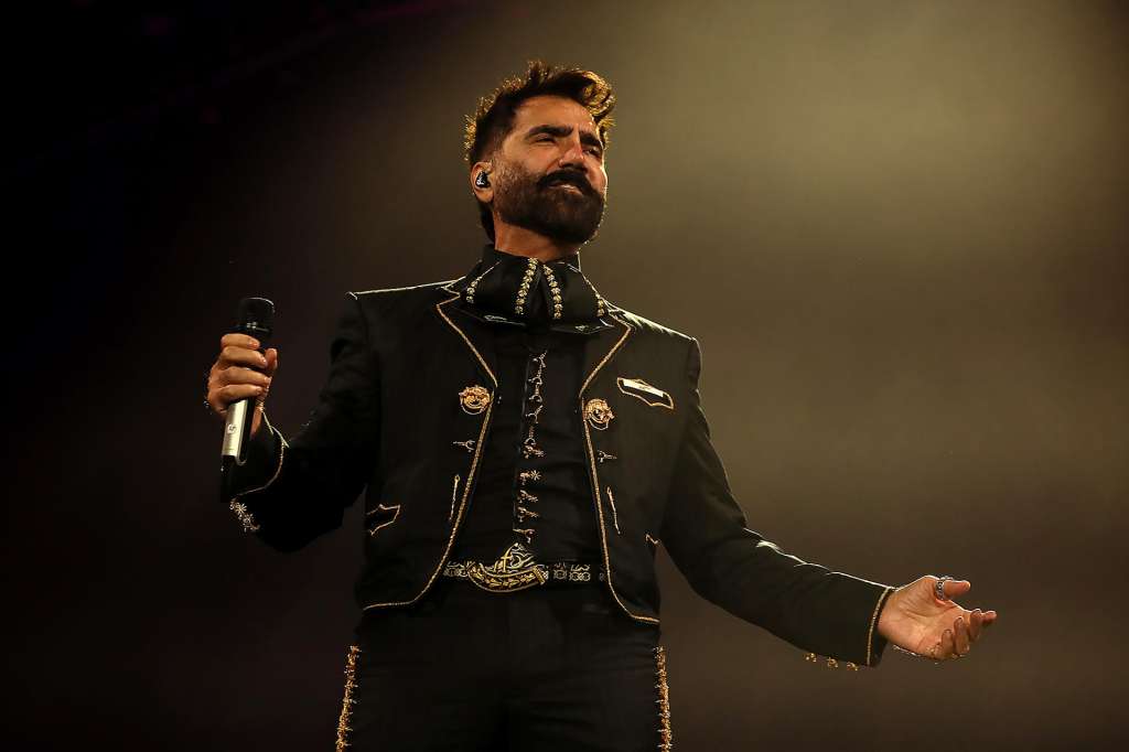 MEX4677. CIUDAD DE MÉXICO (MÉXICO), 04/10/2025.- El cantante mexicano Alejandro Fernández durante un concierto este sábado, en Ciudad de México (México). EFE/ Mario Guzmán
