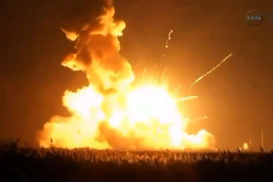 Captura de video de la NASA que muestra el cohete incendiándose en la plataforma.